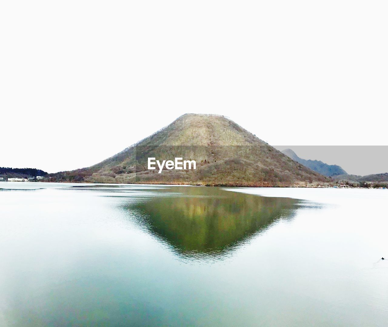 SCENIC VIEW OF LAKE BY MOUNTAIN AGAINST CLEAR SKY