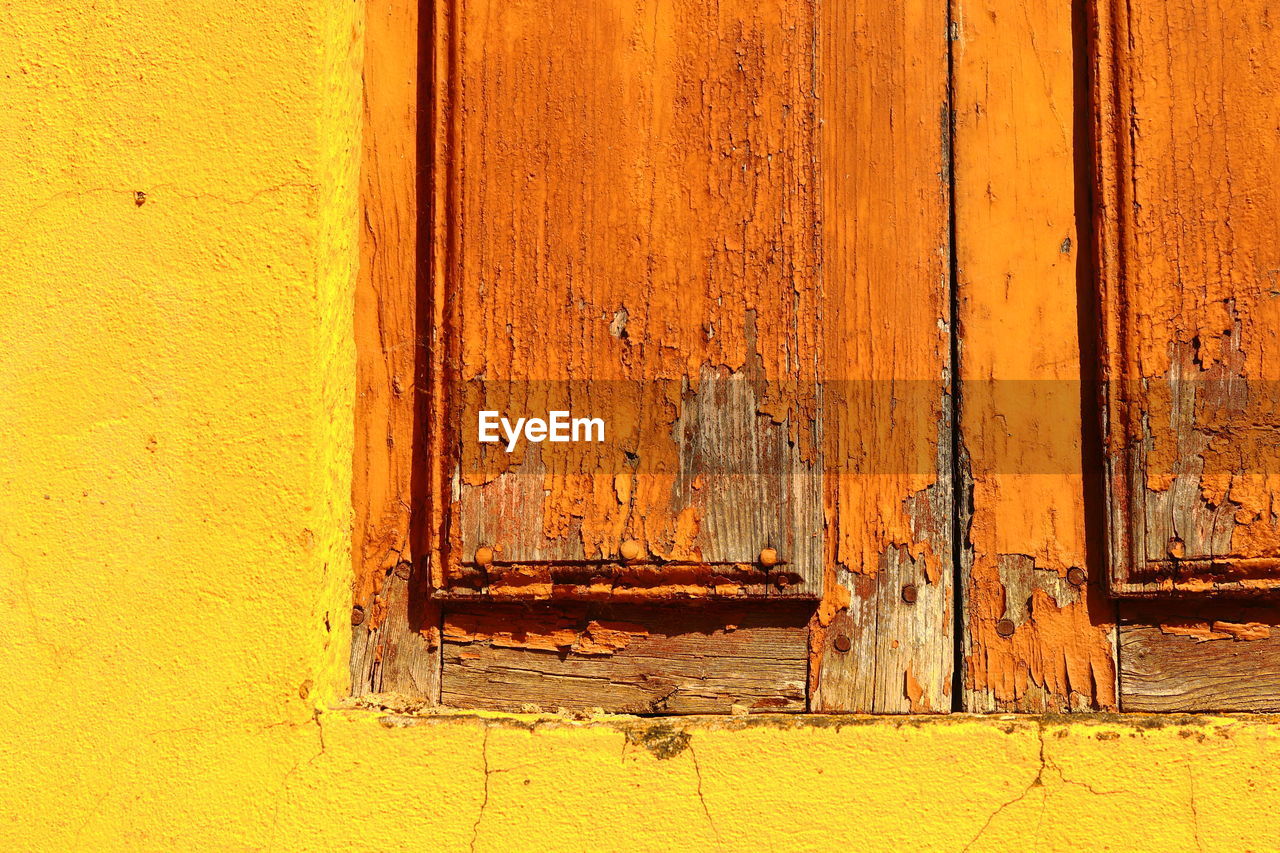 FULL FRAME SHOT OF RUSTY METAL DOOR