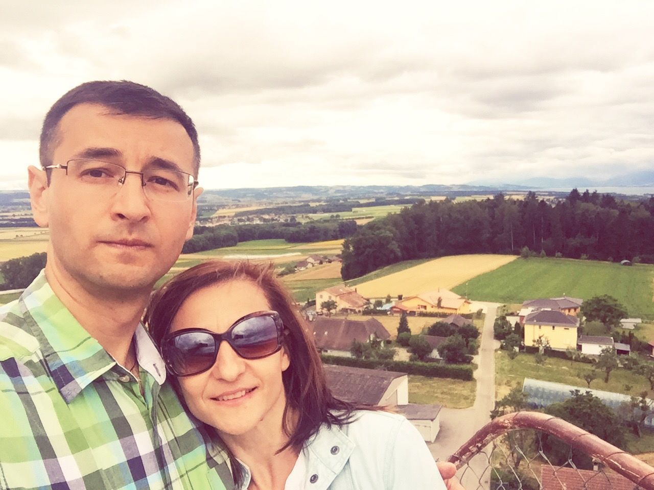 PORTRAIT OF HAPPY YOUNG MAN AND WOMAN AGAINST SKY