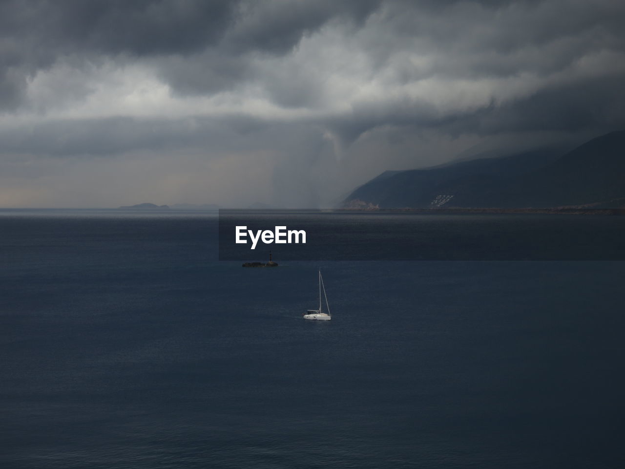 BOAT SAILING ON SEA AGAINST SKY