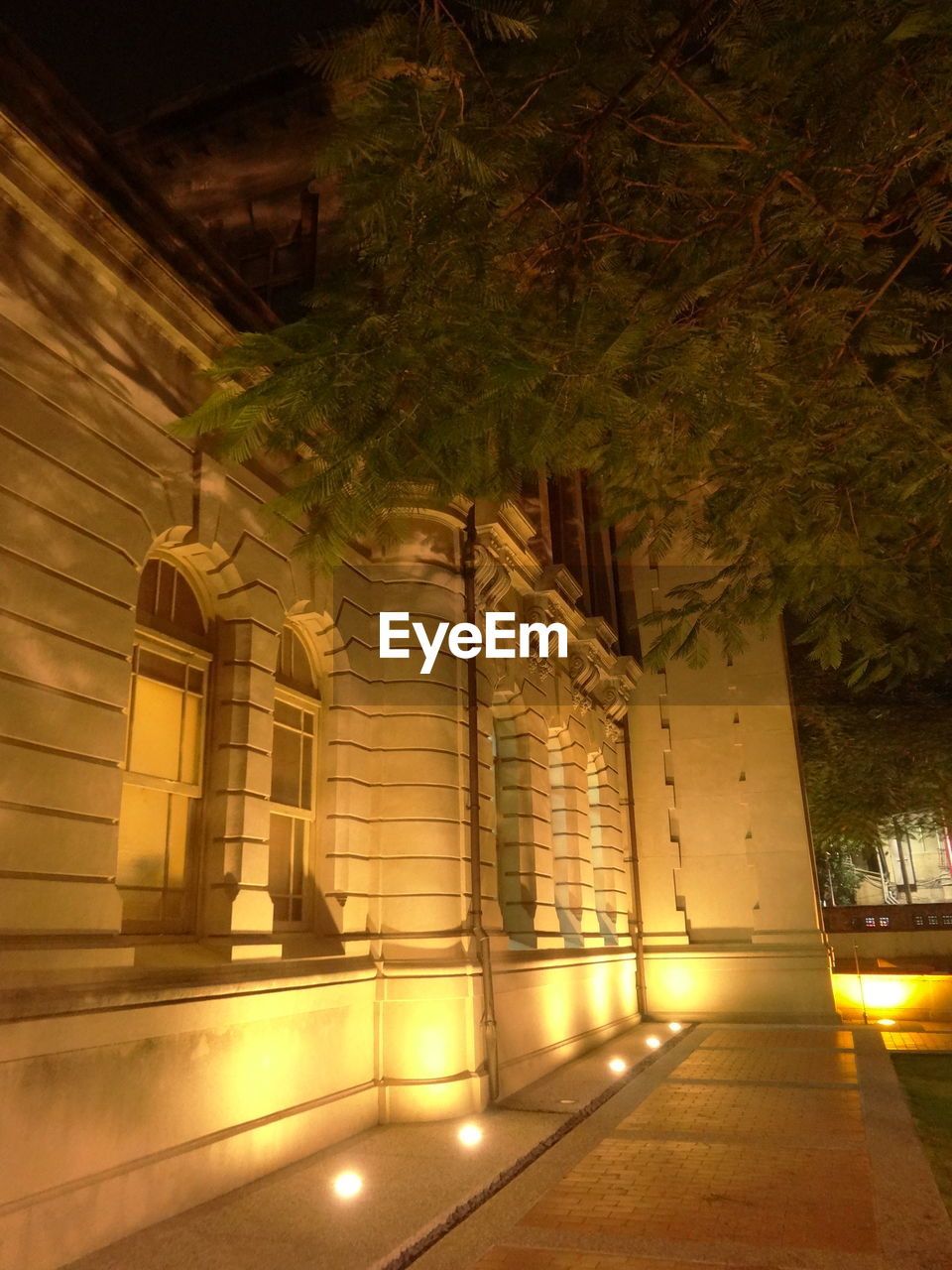 VIEW OF ILLUMINATED BUILDING AT NIGHT