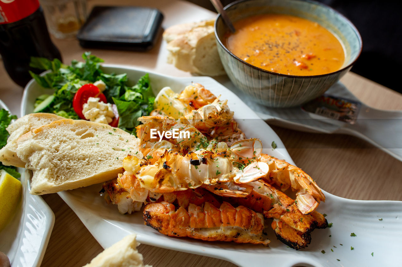 HIGH ANGLE VIEW OF FOOD IN PLATE