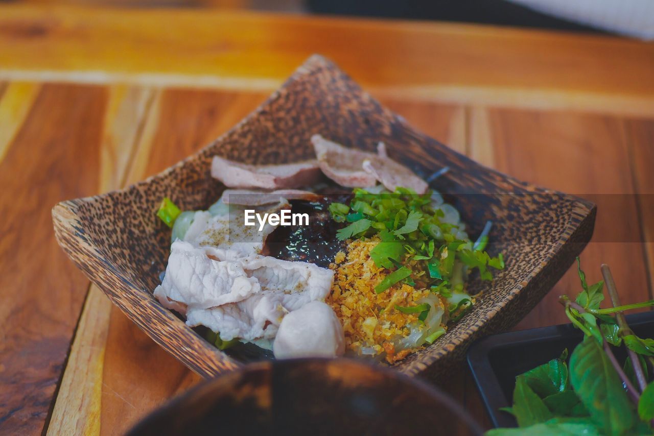 CLOSE-UP OF MEAT AND BREAD ON TABLE