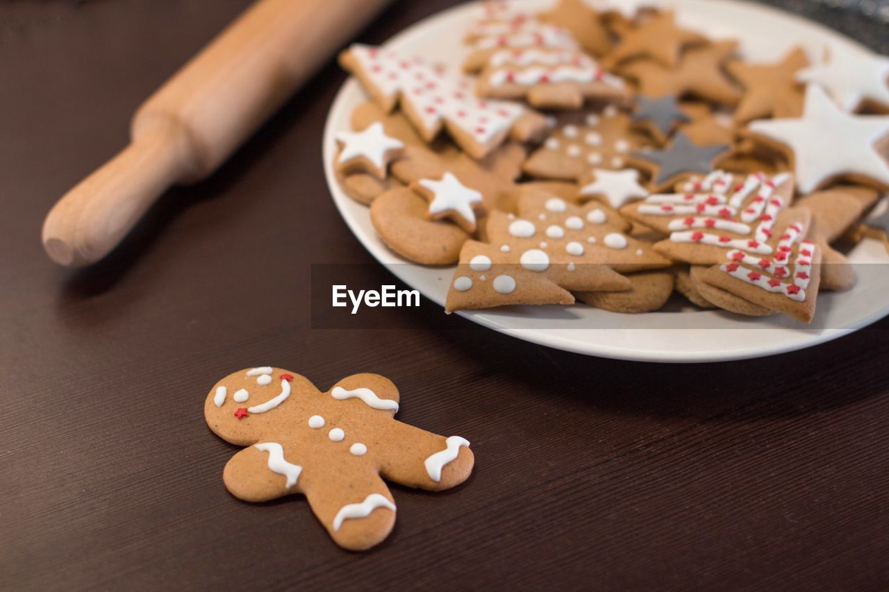 HIGH ANGLE VIEW OF COOKIES