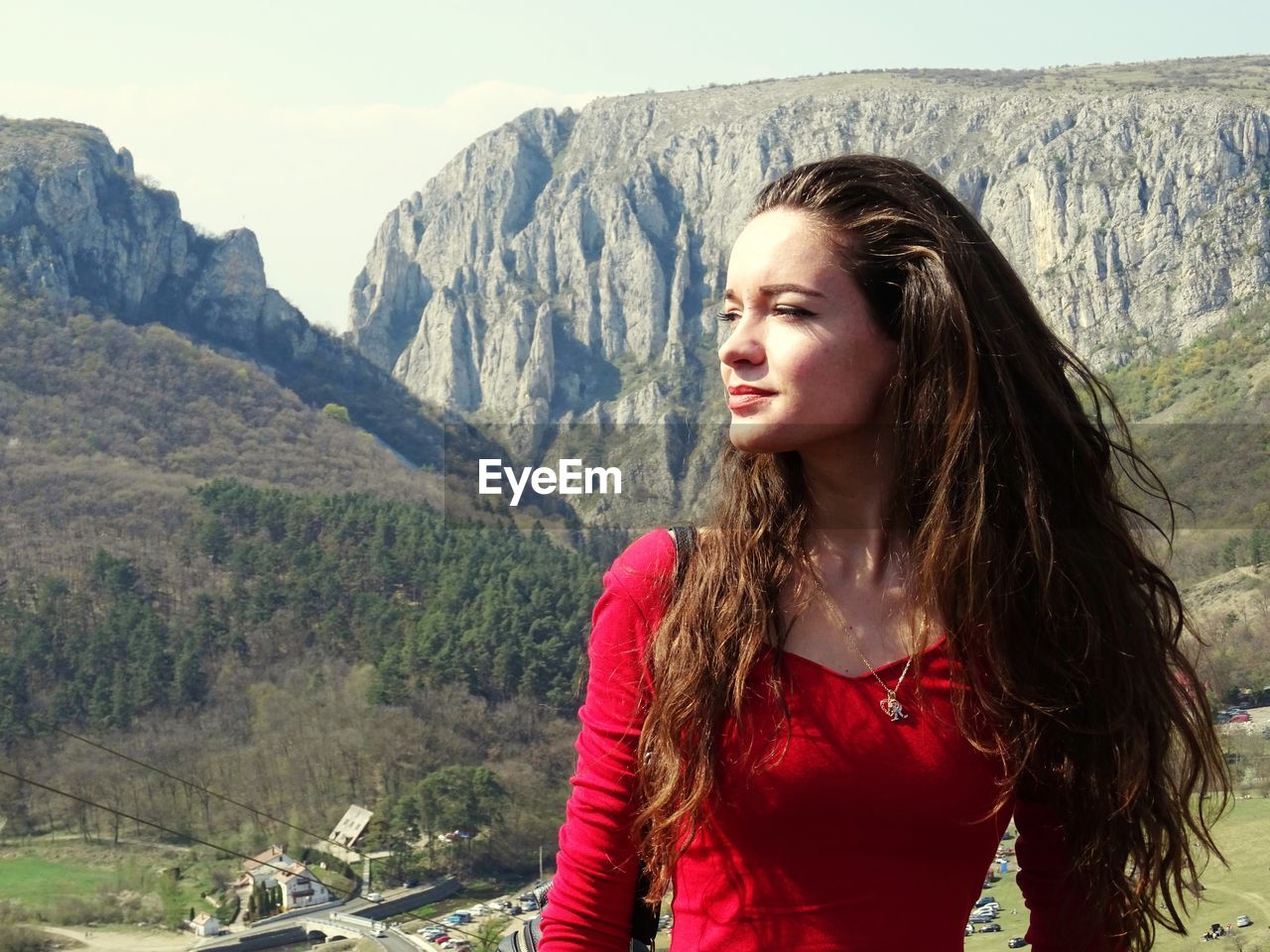 BEAUTIFUL YOUNG WOMAN LOOKING AT MOUNTAIN