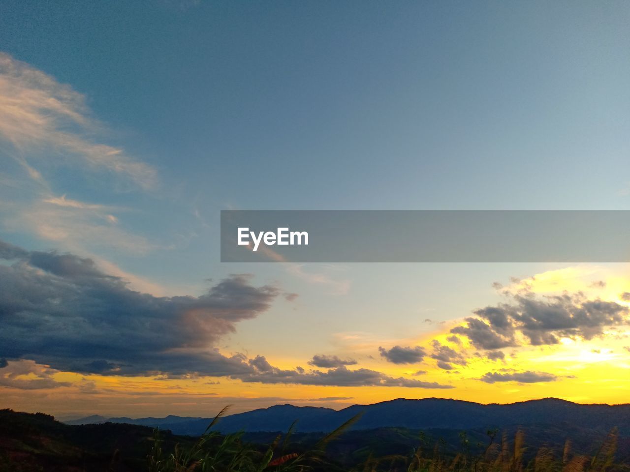 SCENIC VIEW OF MOUNTAINS AGAINST SKY AT SUNSET