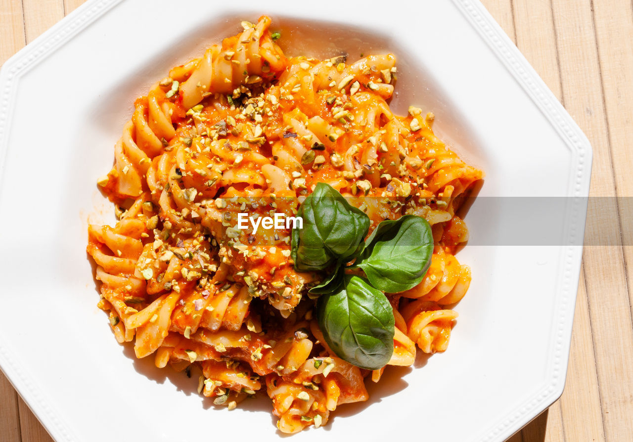 HIGH ANGLE VIEW OF FOOD IN PLATE ON TABLE