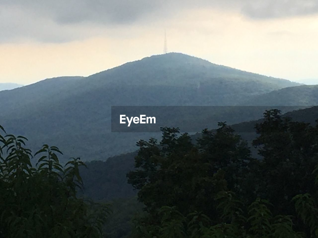 SCENIC VIEW OF MOUNTAIN RANGE AGAINST SKY