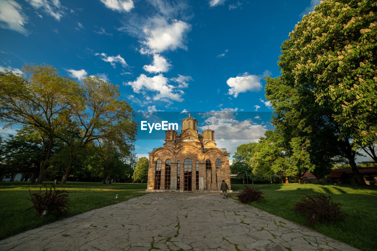 VIEW OF HISTORIC BUILDING AGAINST SKY