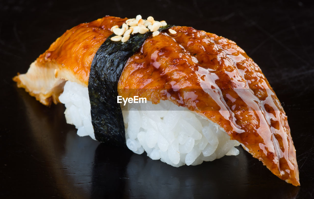 CLOSE-UP OF SUSHI ON PLATE