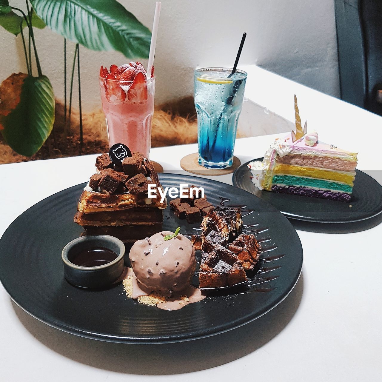 HIGH ANGLE VIEW OF ICE CREAM ON TABLE