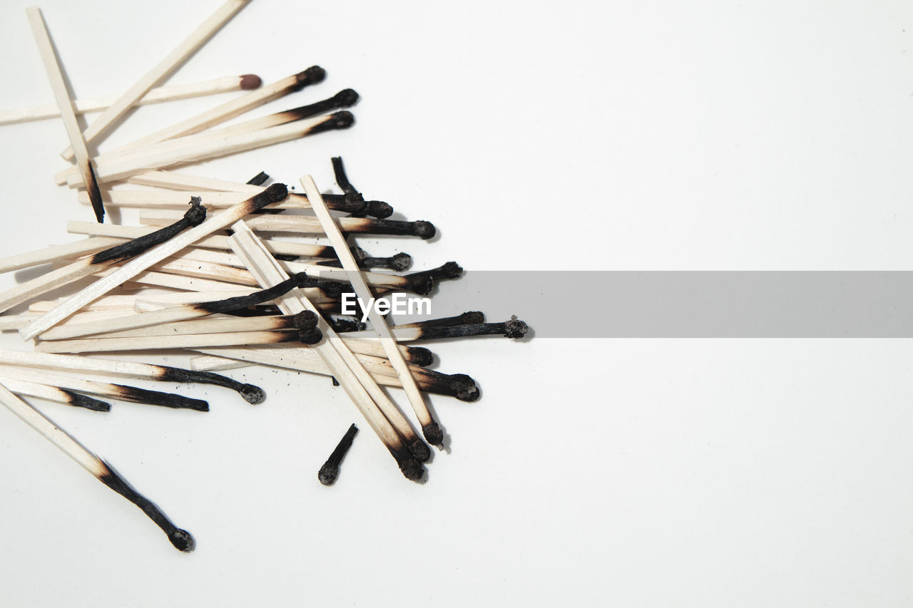 HIGH ANGLE VIEW OF OBJECTS ON TABLE