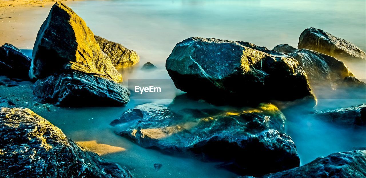 PANORAMIC VIEW OF SEA SHORE