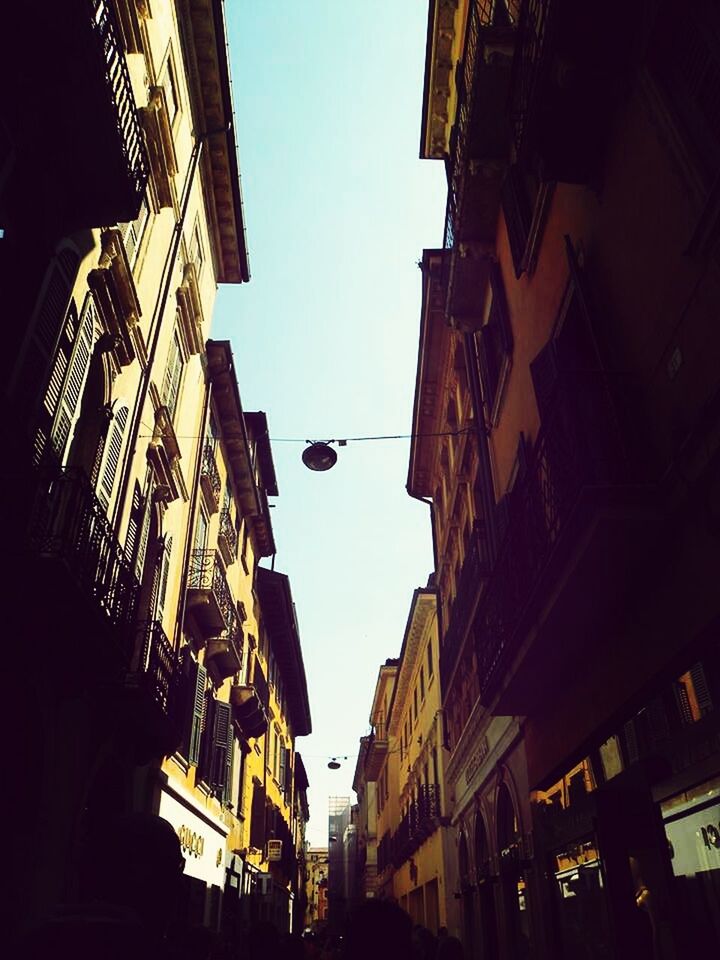 LOW ANGLE VIEW OF BUILDINGS AGAINST SKY
