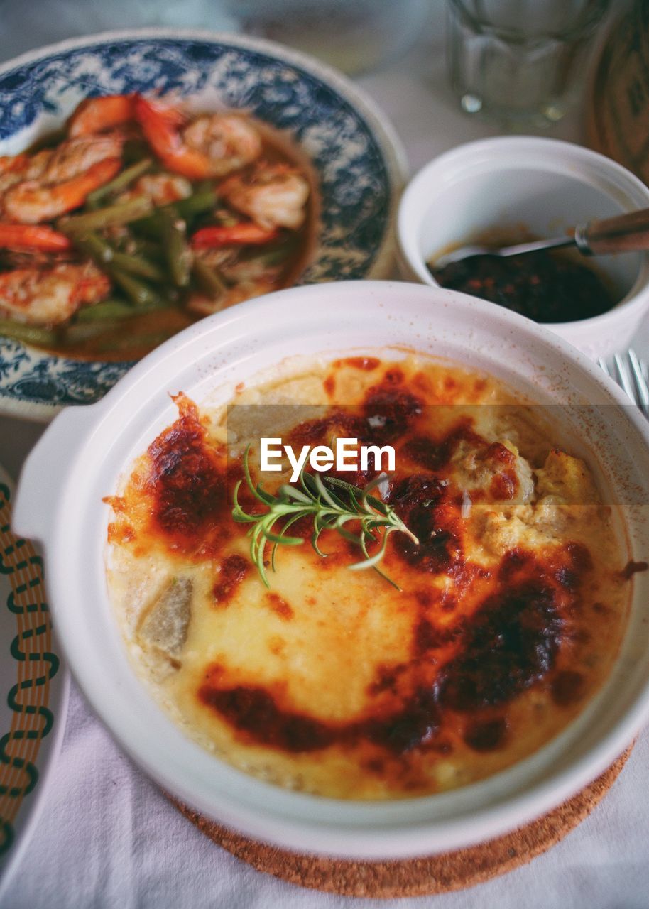 HIGH ANGLE VIEW OF FOOD IN BOWL