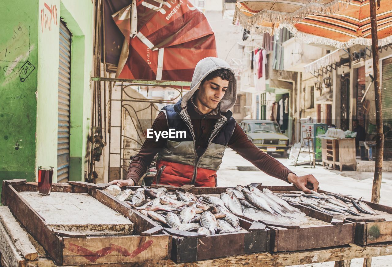 PORTRAIT OF YOUNG WOMAN WORKING IN SHOPPING MALL