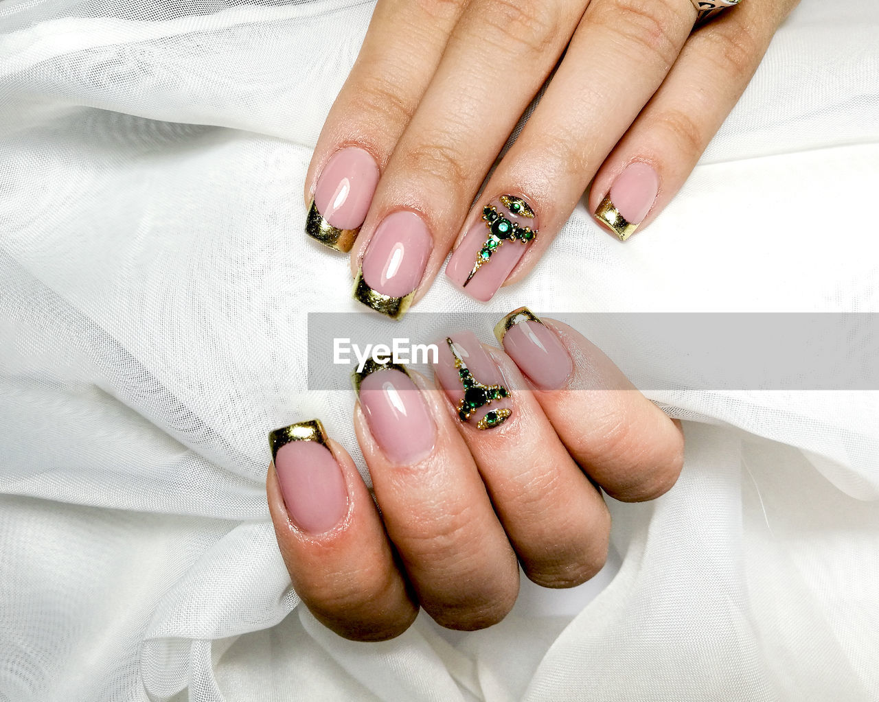 CLOSE-UP OF WOMAN HAND WITH TATTOO ON HUMAN FINGER