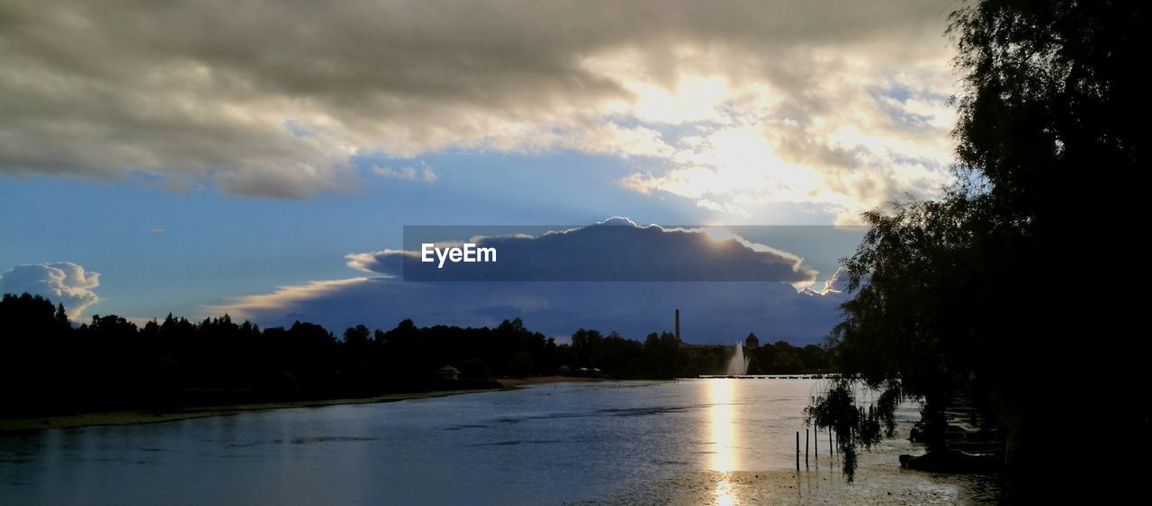 SCENIC VIEW OF SEA AGAINST CLOUDY SKY AT SUNSET