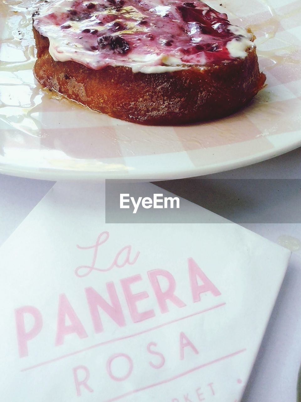 CLOSE-UP OF SWEET FOOD ON TABLE