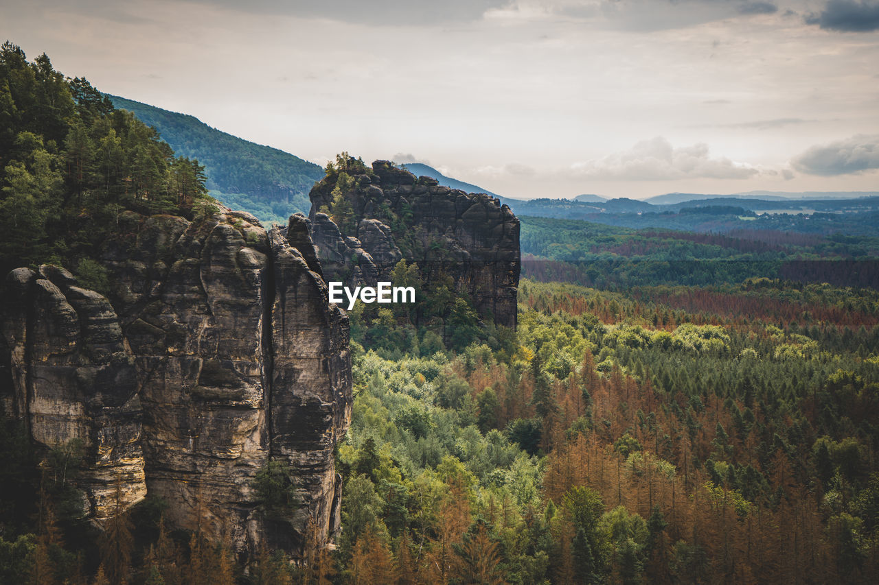SCENIC VIEW OF ROCKY MOUNTAINS AGAINST SKY