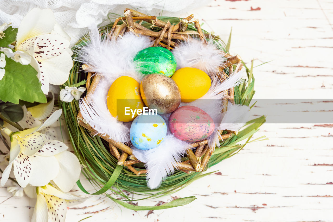 HIGH ANGLE VIEW OF EGGS IN BASKET ON TABLE