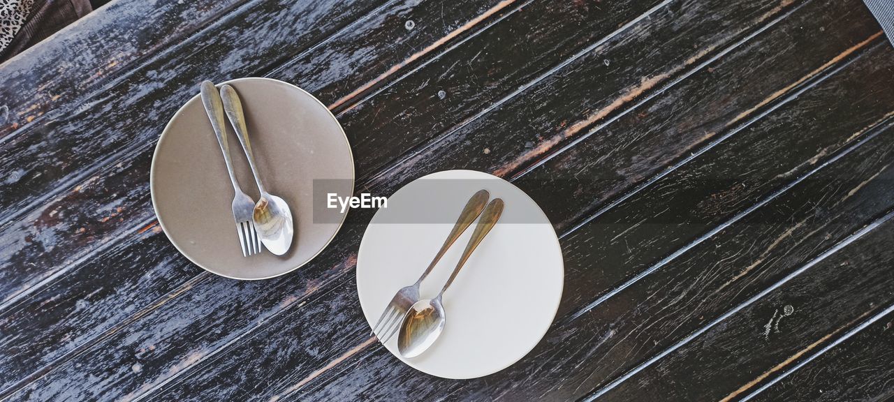 HIGH ANGLE VIEW OF BREAD ON TABLE