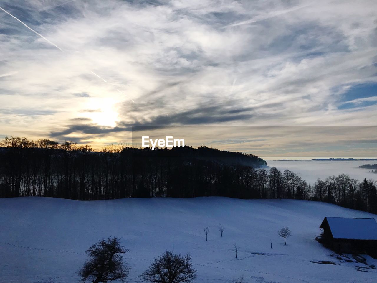 SCENIC VIEW OF SNOW COVERED LANDSCAPE AGAINST SKY