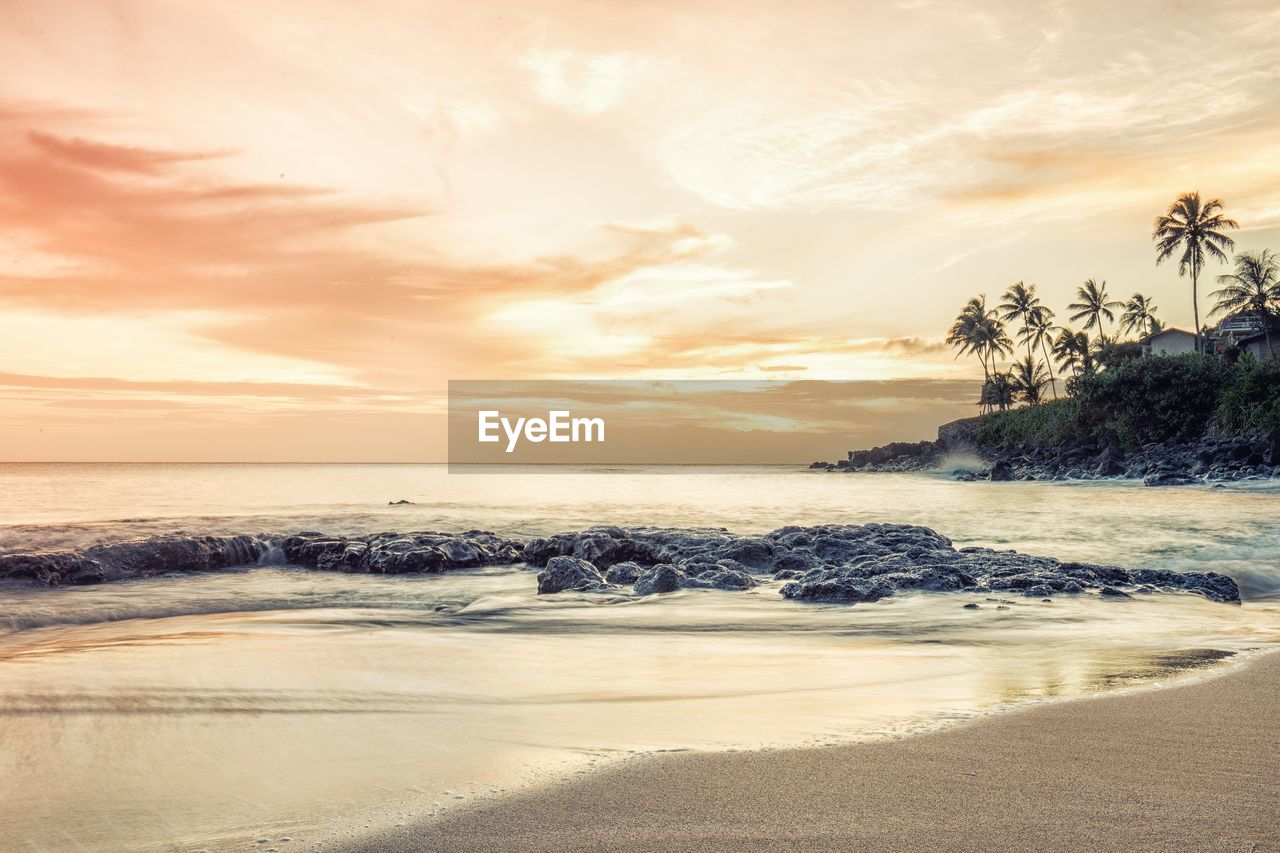 SCENIC VIEW OF SEA AGAINST SUNSET SKY