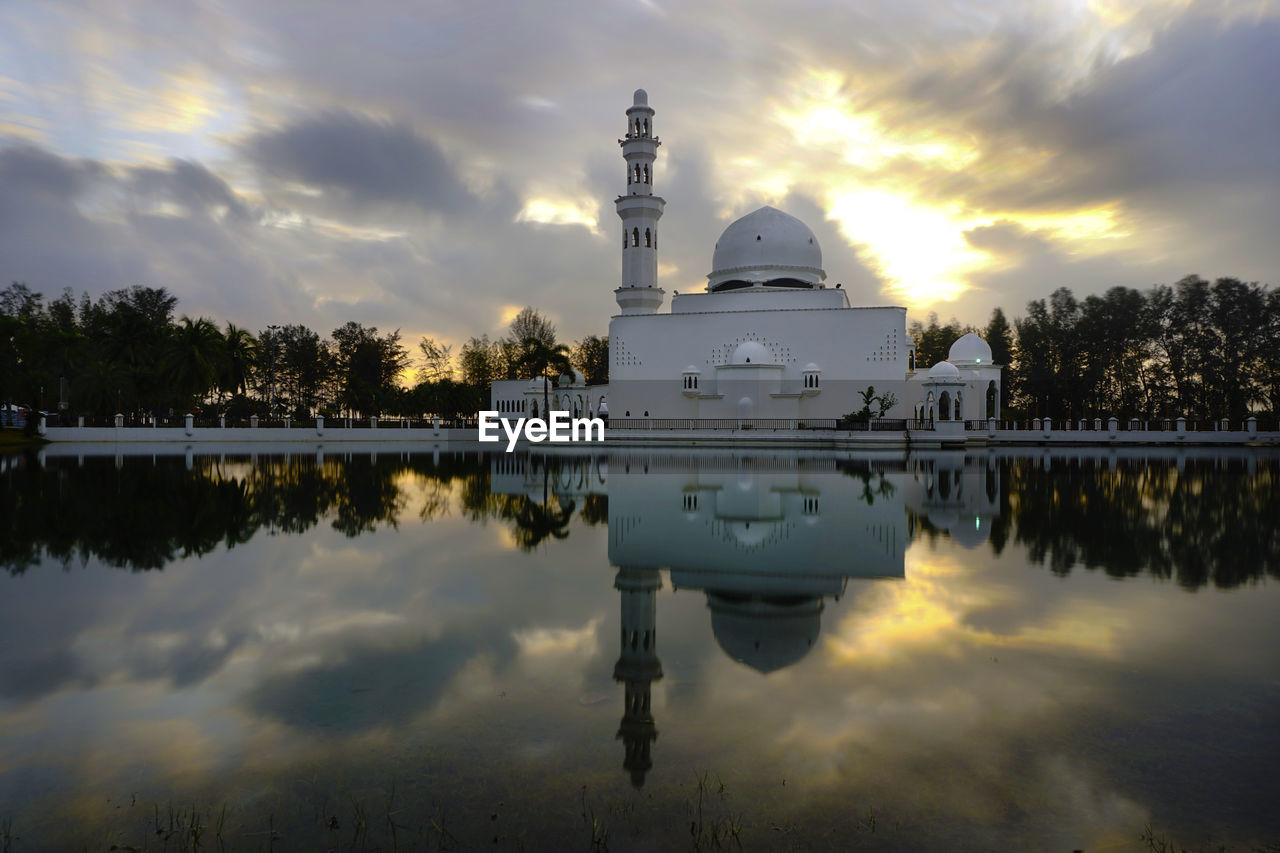 Reflection of mosque 