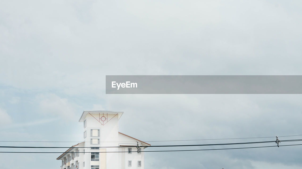 LOW ANGLE VIEW OF CRANE AGAINST SKY