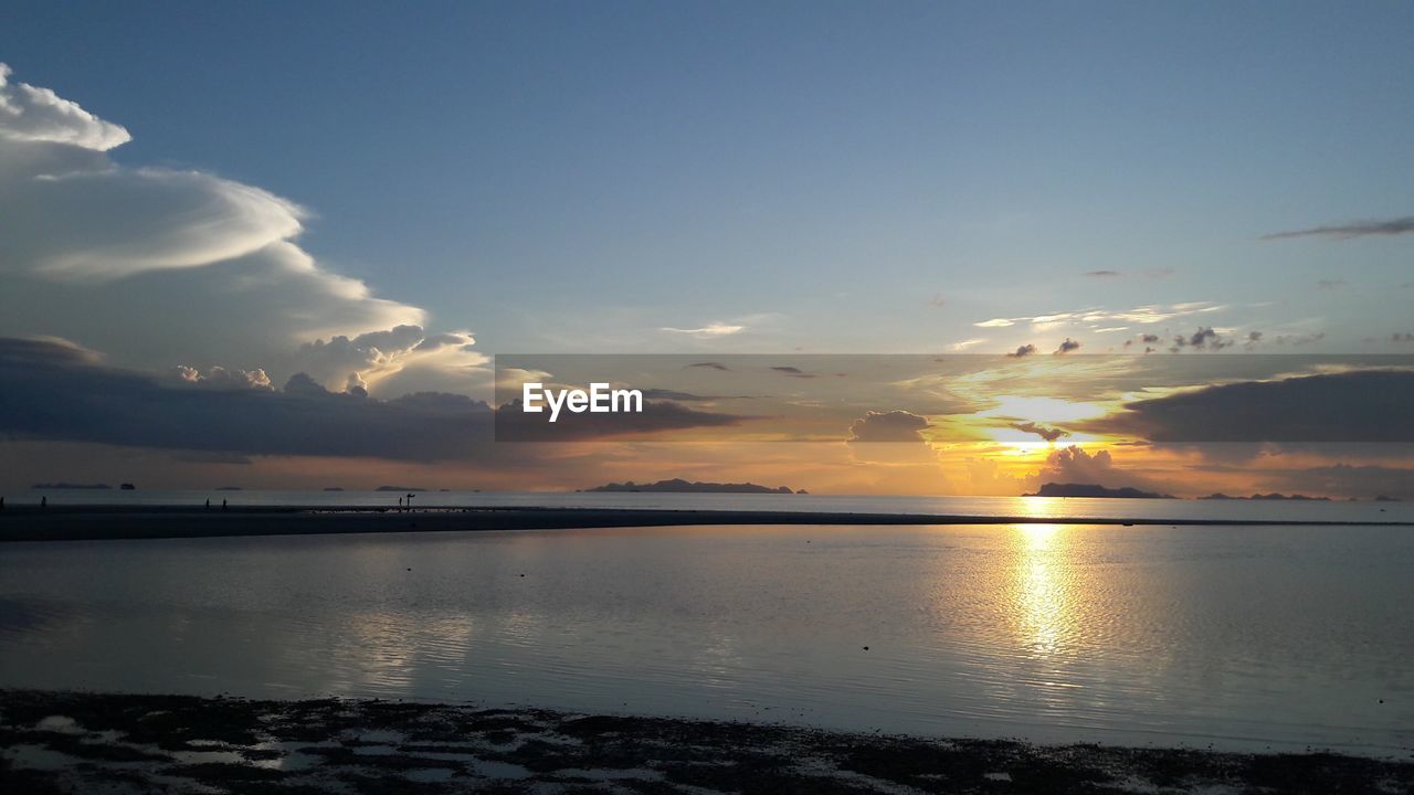 SCENIC VIEW OF SEA AGAINST SUNSET SKY