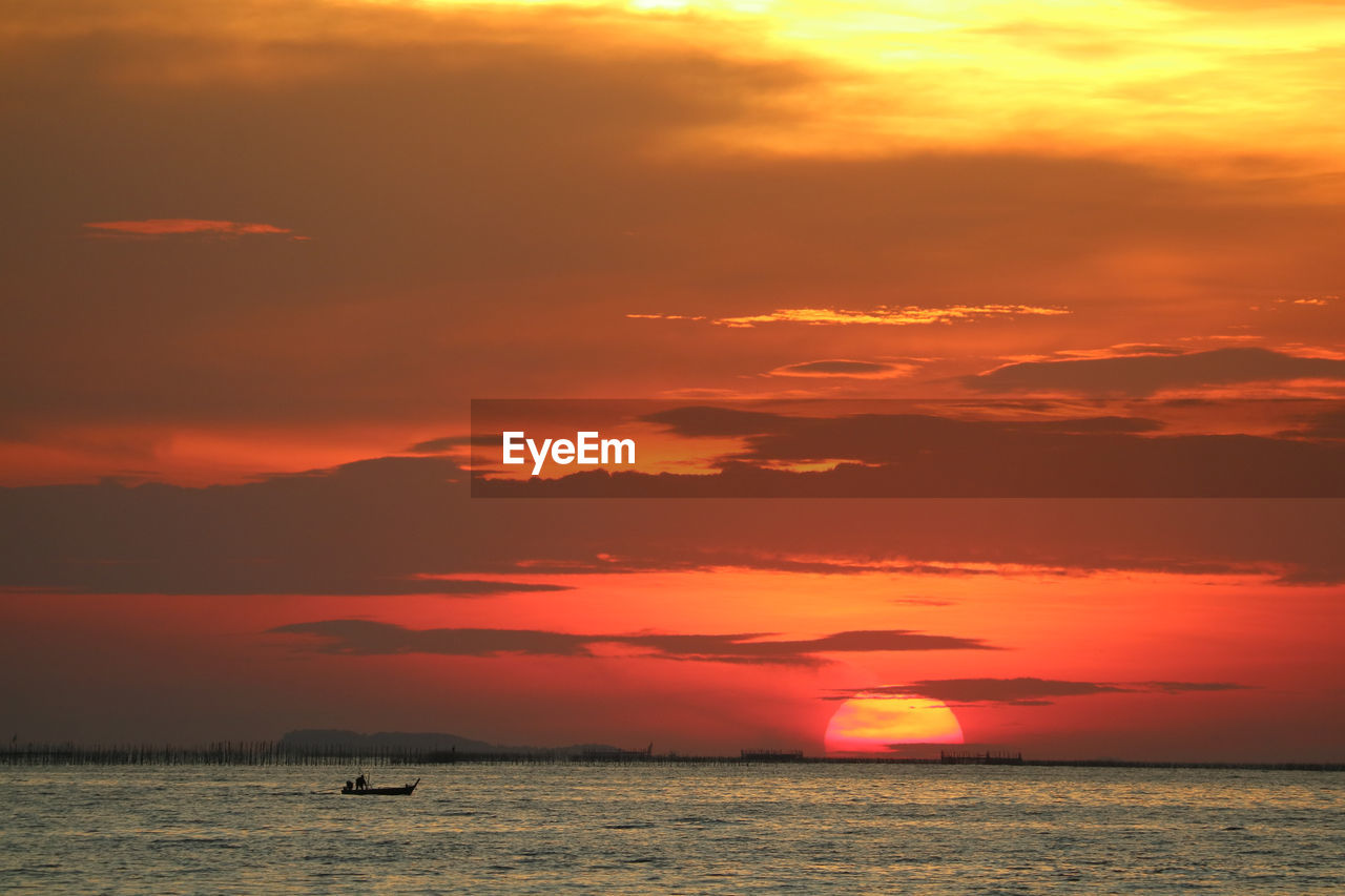 SCENIC VIEW OF SEA AGAINST SKY AT SUNSET