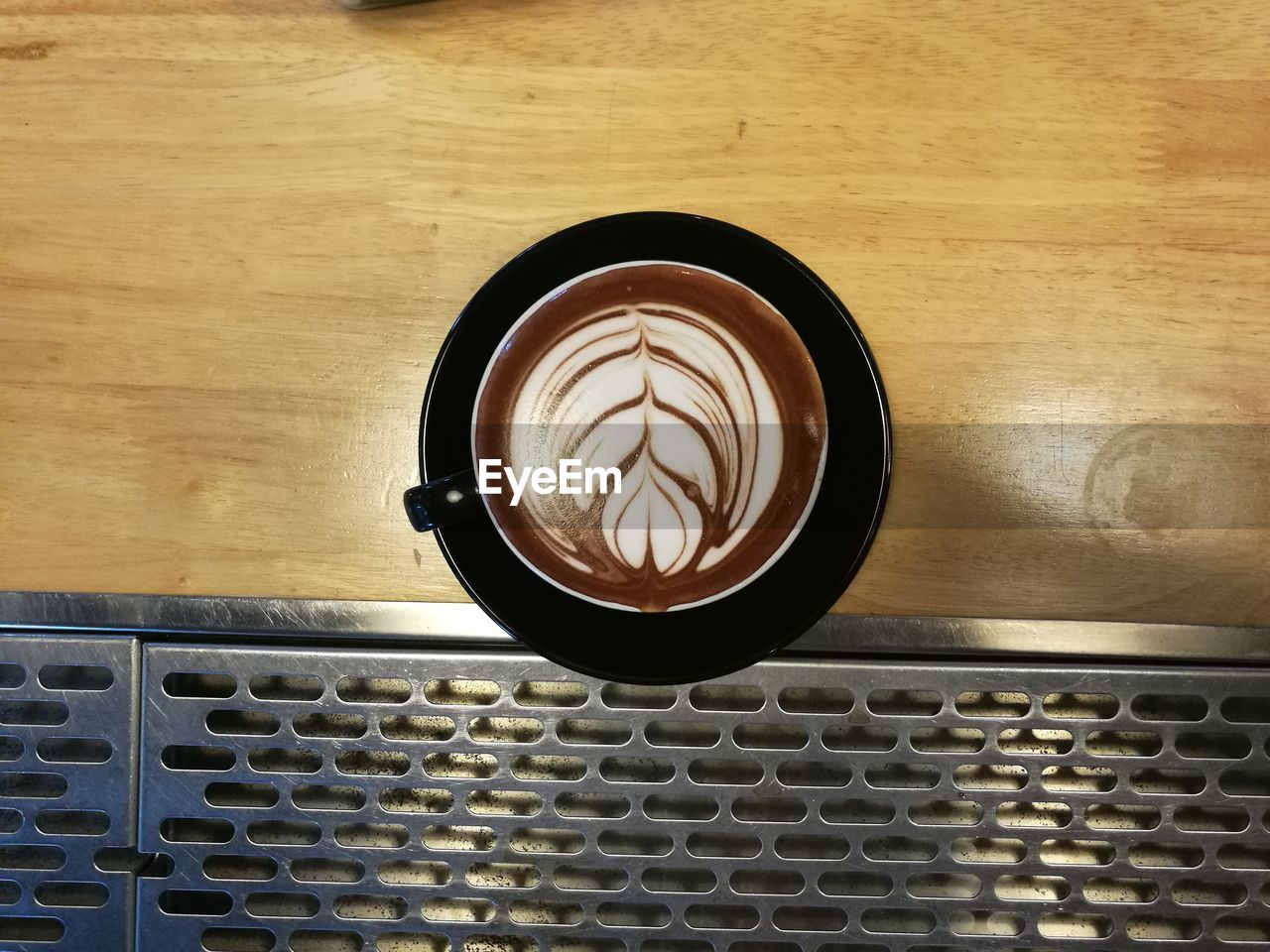 HIGH ANGLE VIEW OF COFFEE IN CUP