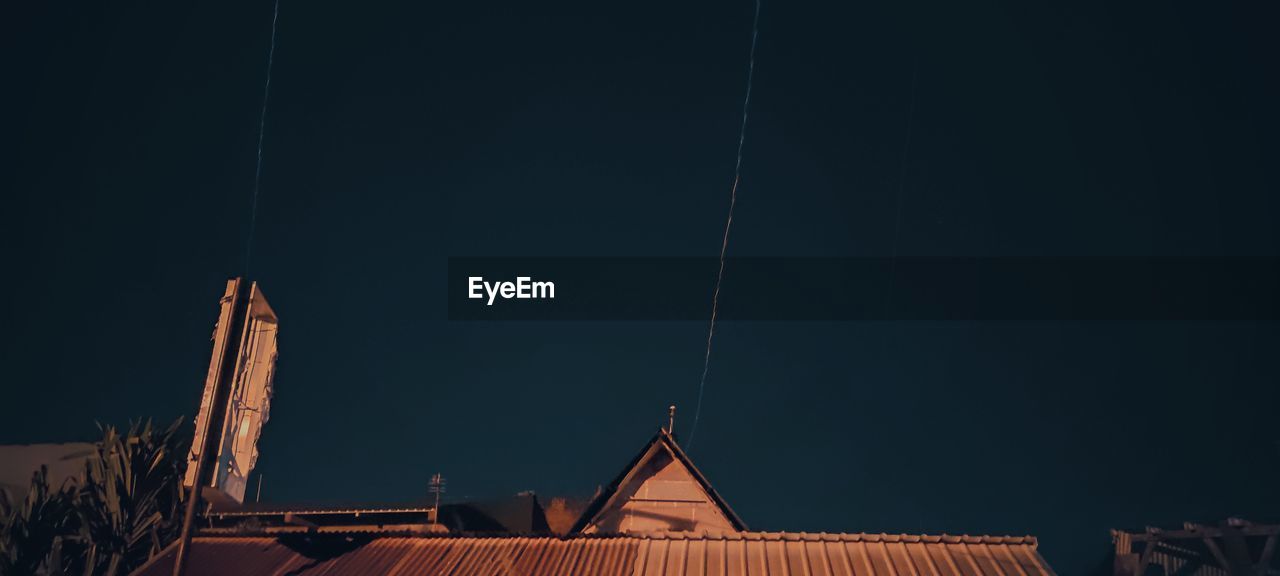 LOW ANGLE VIEW OF HOUSE ROOF AGAINST SKY