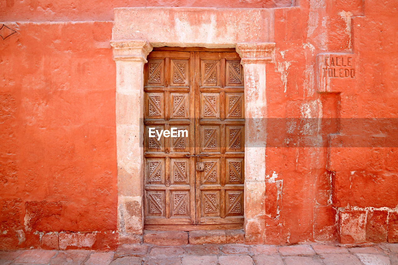 Beautiful antique wooden door on the alley calle toeedo in santa catalina monastery, arequipa, peru