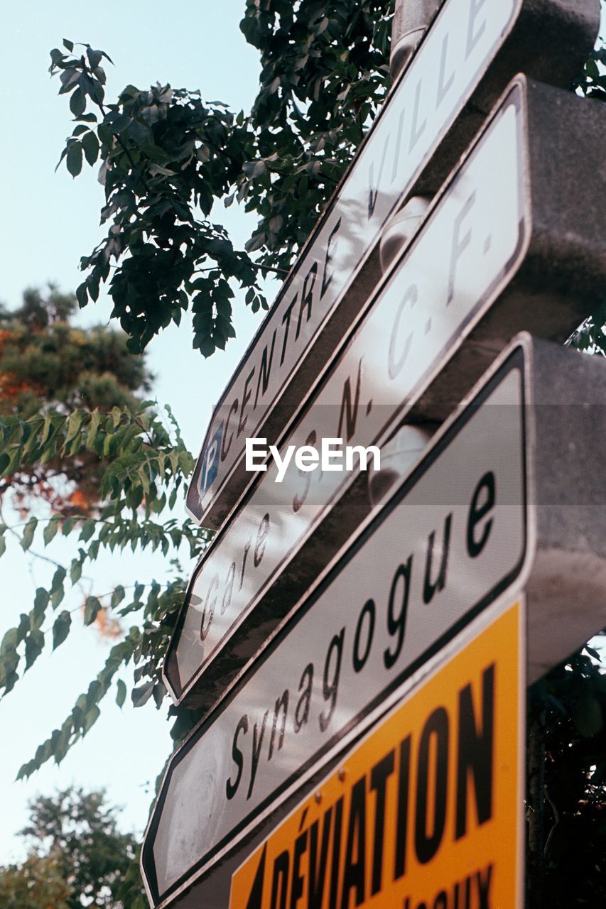 CLOSE-UP OF INFORMATION SIGN ON TREE