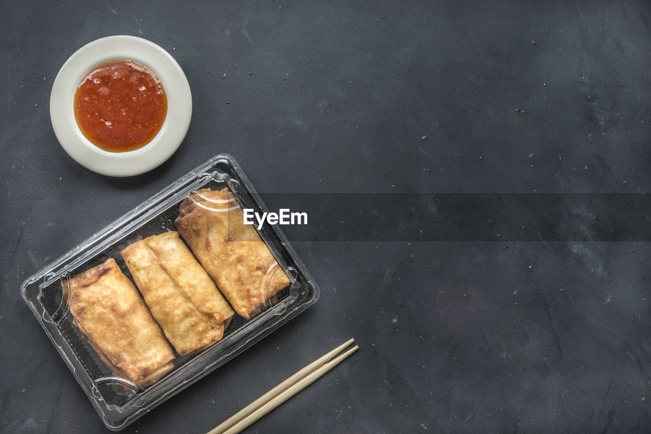 HIGH ANGLE VIEW OF FOOD ON TABLE