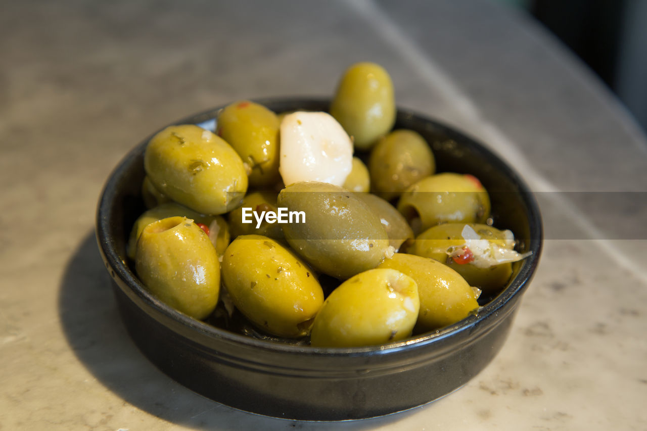 CLOSE-UP HIGH ANGLE VIEW OF FRUITS IN BOWL