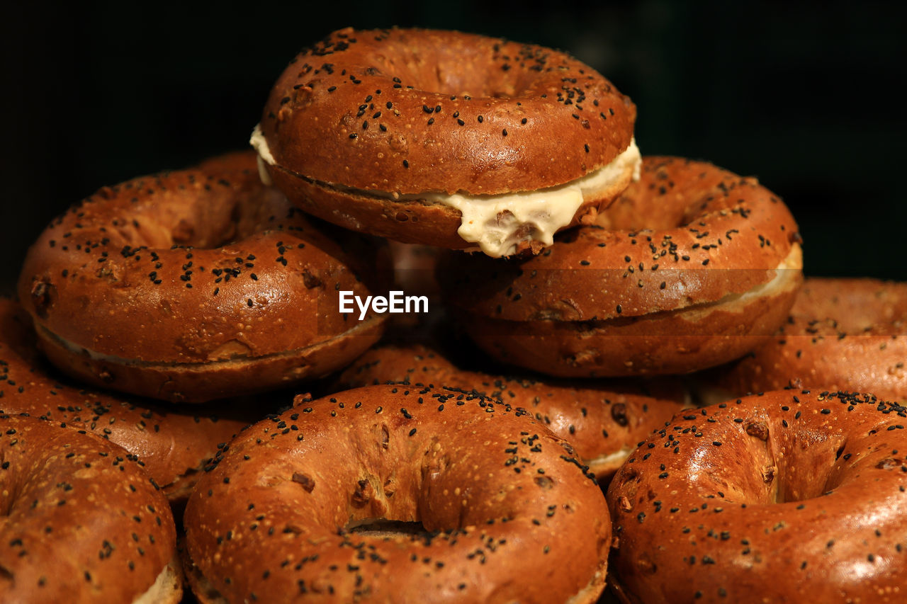 CLOSE-UP OF BREAD IN PLATE