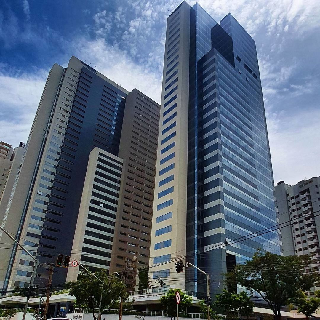 LOW ANGLE VIEW OF SKYSCRAPERS IN CITY