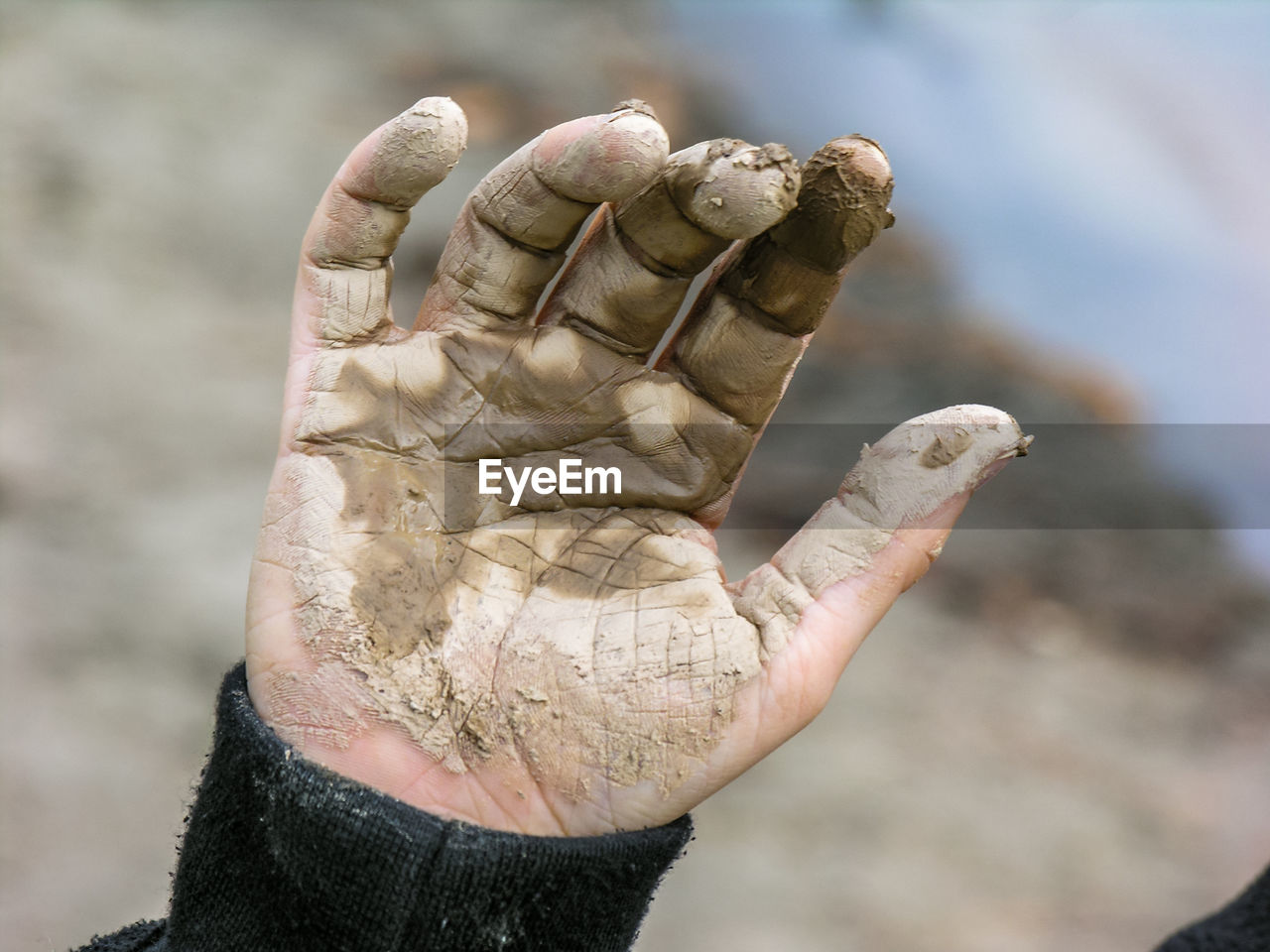 CLOSE-UP OF PERSON HOLDING HAND