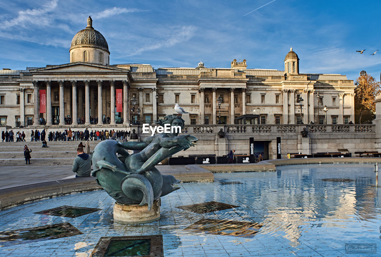 VIEW OF FOUNTAIN IN CITY