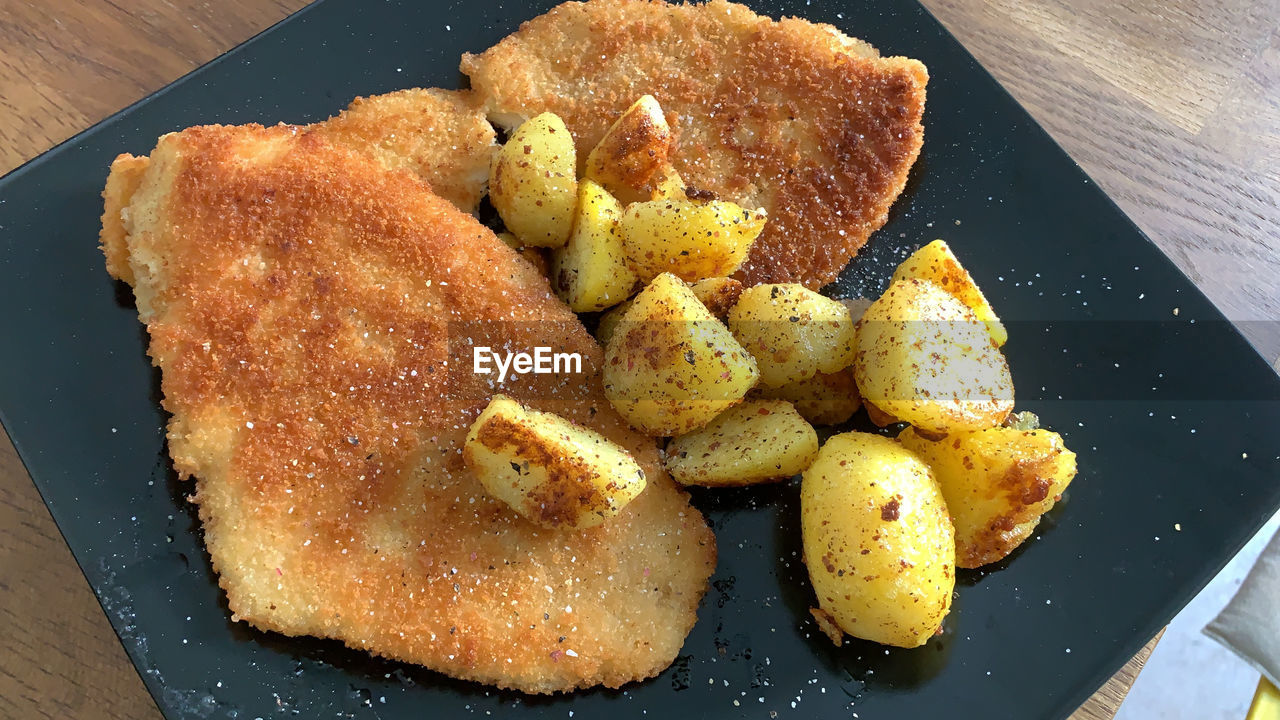 HIGH ANGLE VIEW OF FOOD SERVED IN PLATE