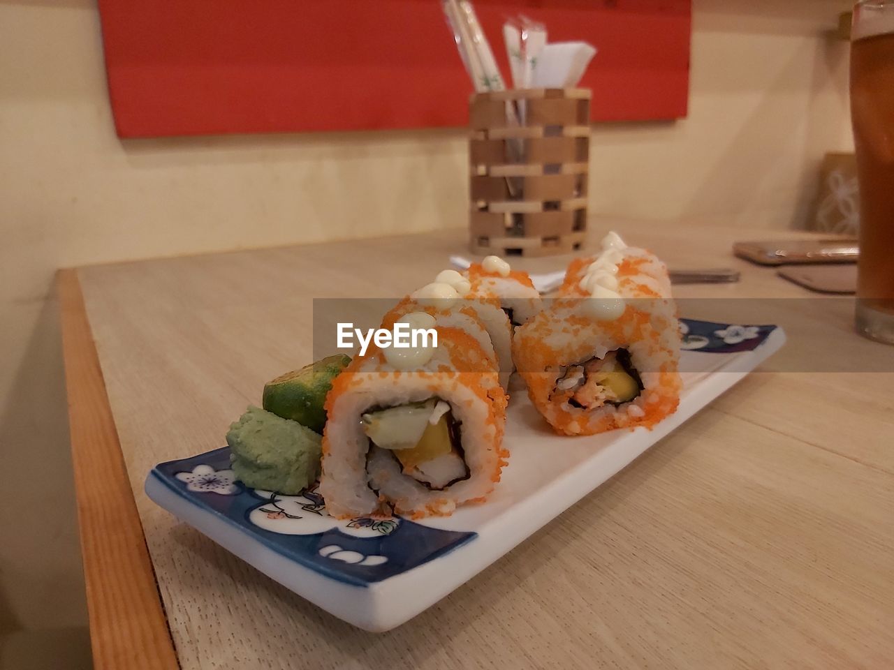 HIGH ANGLE VIEW OF SUSHI SERVED ON TABLE