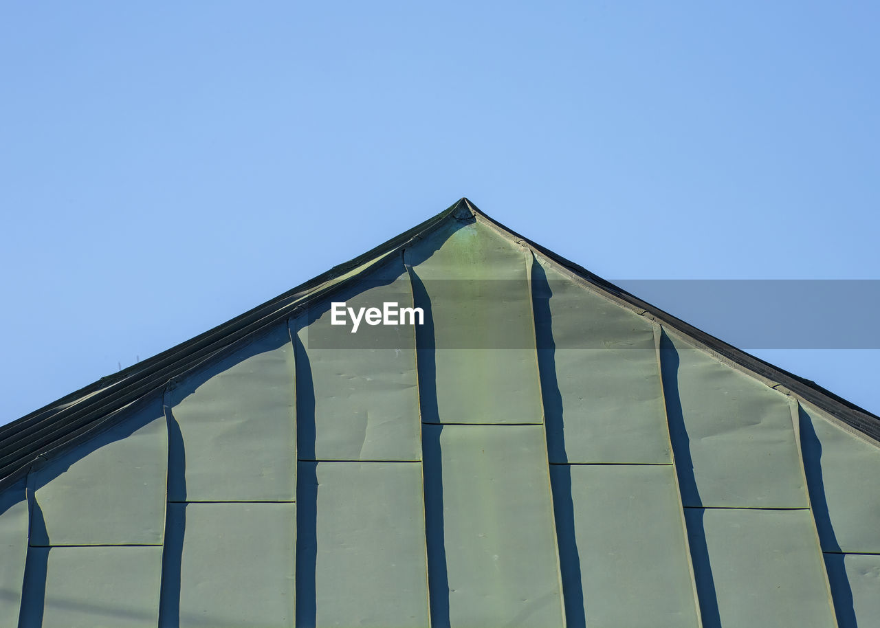 sky, architecture, clear sky, built structure, blue, facade, roof, no people, nature, building exterior, day, low angle view, outdoors, copy space, outdoor structure, sunny, building