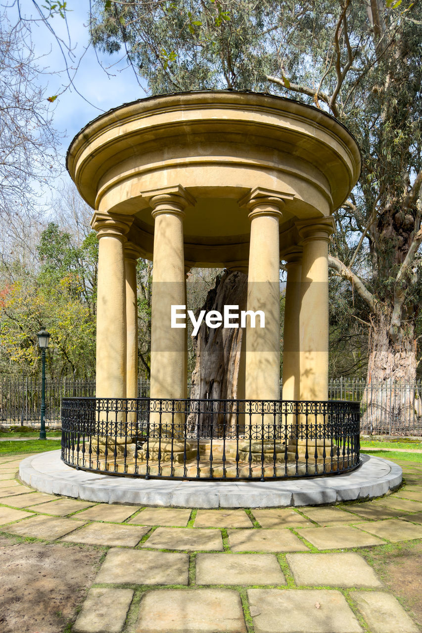 architecture, tree, plant, built structure, architectural column, nature, estate, building exterior, no people, arch, day, the past, history, outdoors, sky, travel destinations, city, park, park - man made space, column, footpath, sunlight