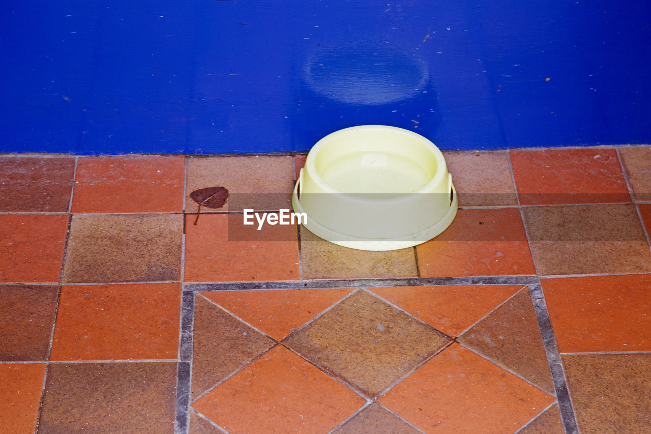 HIGH ANGLE VIEW OF BREAKFAST ON TABLE AGAINST WALL