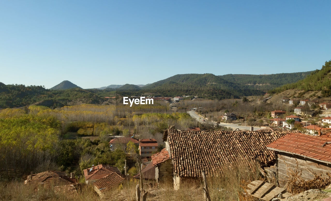 SCENIC VIEW OF FARM AGAINST SKY