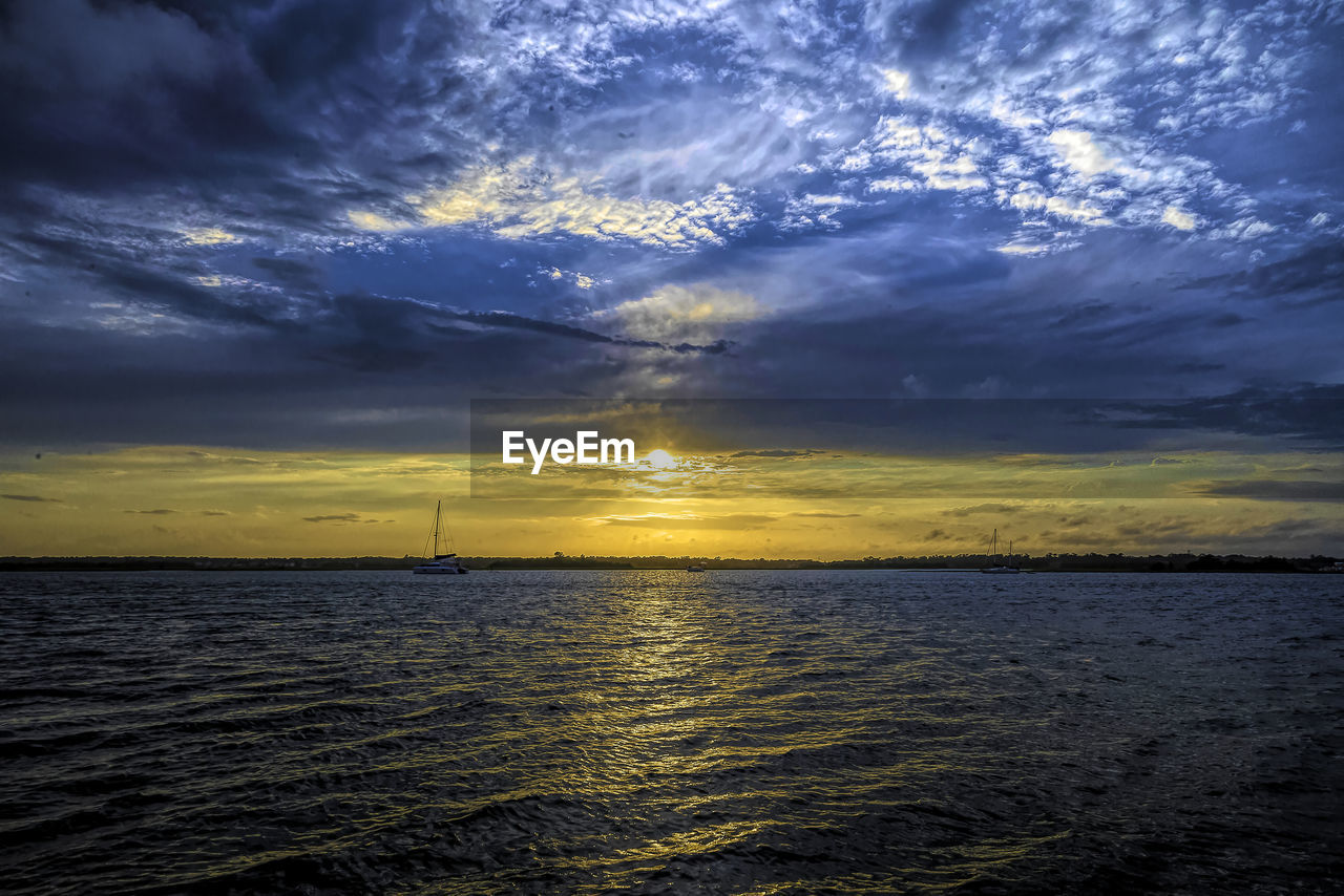 SCENIC VIEW OF SEA AGAINST SUNSET SKY