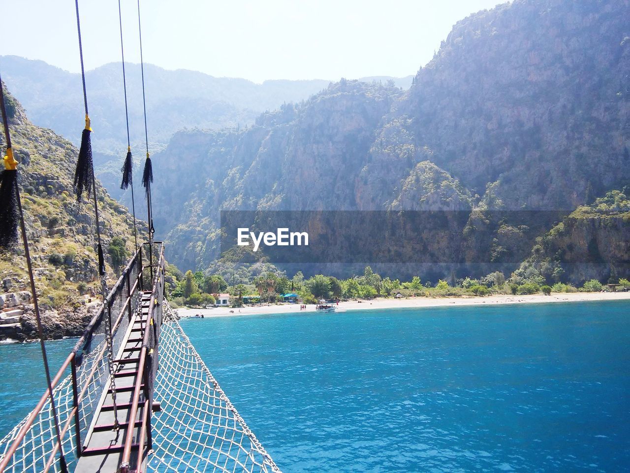 SCENIC VIEW OF SEA AGAINST MOUNTAINS